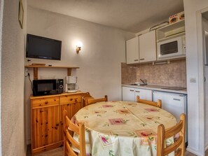 Fridge, microwave, stovetop, coffee/tea maker - Ski-in apartment for 5 people, balcony, Morillon 1100 (Morillon 1100)