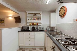 Apartment, Multiple Beds | Private kitchen | Fridge, microwave, oven, stovetop
