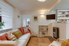 Appartement, plusieurs lits | Salle de séjour | Télévision de 30 pouces avec chaßnes par cùble