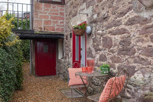 Ground Floor Apartment W/large Enclosed Garden