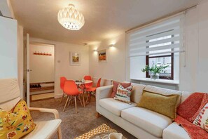 Appartement, plusieurs lits | Salle de séjour | Télévision de 30 pouces avec chaßnes par cùble