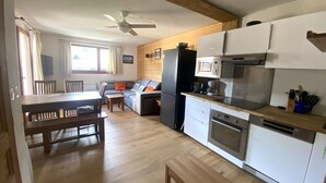 A compact kitchen with a microwave, oven, and refrigerator. - Spacious 3-bedroom duplex at the slopes, parking included (Morillon 1100)