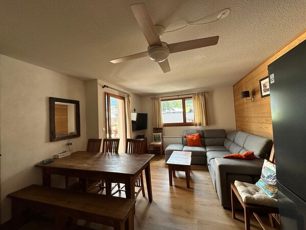 TV - Spacious 3-bedroom duplex at the slopes, parking included (Morillon 1100)