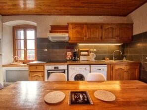 Een koelkast, een microgolfoven, een vaatwasser