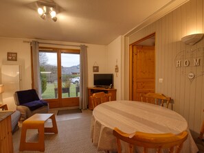 Dining - Renovated apartment near lake and shuttle, 4 pers, non-smoking, no internet (Morillon Village)