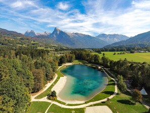 A lake surrounded by forest and mountains. - Charming apartment in renovated farmhouse, sauna & terrace (Morillon Village)