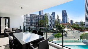 Outdoor dining - Wonderful 3 BR Apartment - Sierra Grand - CoastHM (Broadbeach)