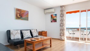Ein modernes Wohnzimmer mit einer Couch, einem Couchtisch und Kunstwerken an den Wänden.