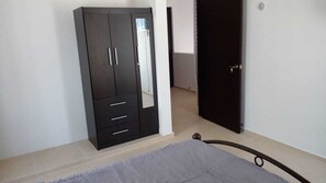 3 habitaciones, tabla de planchar con plancha, wifi y ropa de cama 