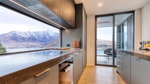 Fridge, microwave, oven, stovetop - The Rata Villa - Hot tub - Fire Place (Queenstown)
