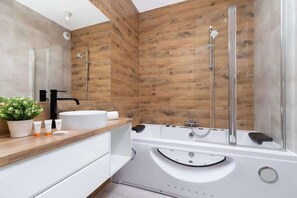 Bathtub, hair dryer, towels, shampoo - Stylish Apartment | Jacuzzi, Parking, Air Conditioning (Kraków)
