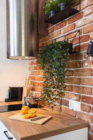 Een koelkast, een microgolfoven, een kookplaat, een vaatwasser