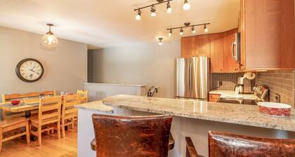 Nice Updated Condo. Hot Tub. Access to Lake.