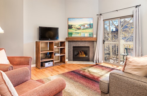 Nice Updated Condo. Hot Tub. Access to Lake.