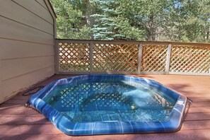 A hot tub on a wooden deck with a lattice fence in the background. - Nice Updated Condo. Hot Tub. Access to Lake. (Frisco)