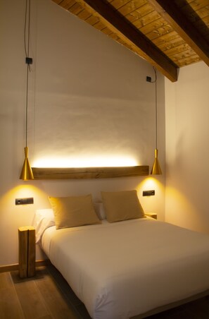Double Room | Premium bedding, down duvets, memory-foam beds, individually decorated - Domus Oncinae Fabia (Valverde de la Virgen)