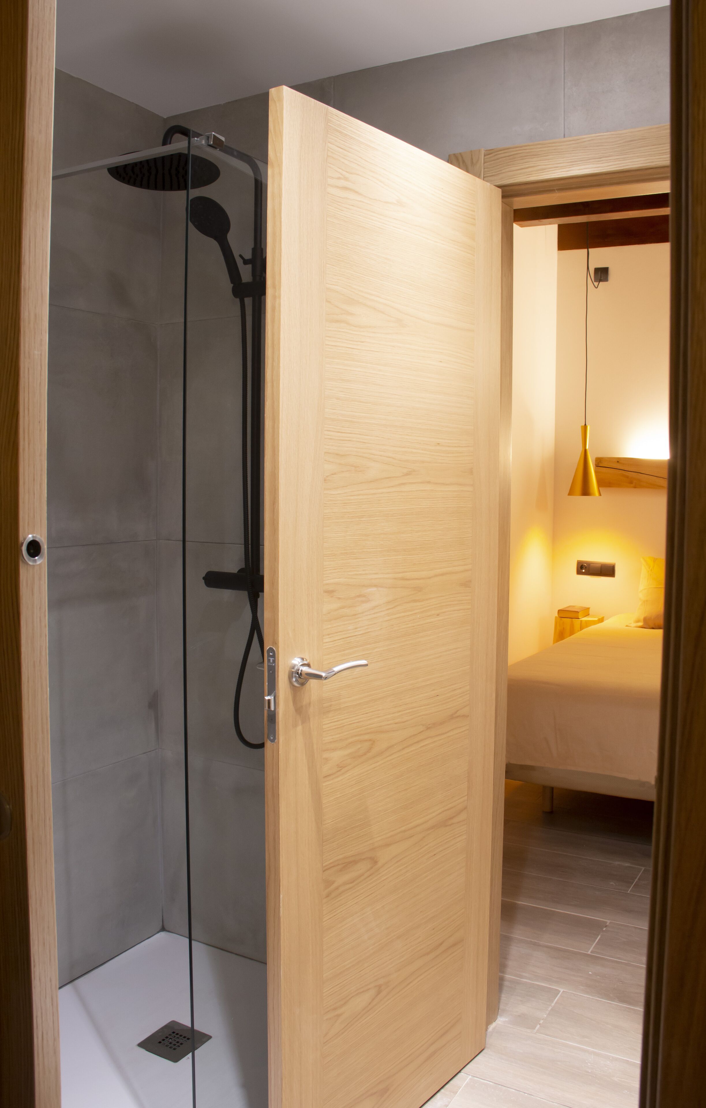 Suihku, sadesuihkupää, ilmaiset hygieniatuotteet, hiustenkuivaaja