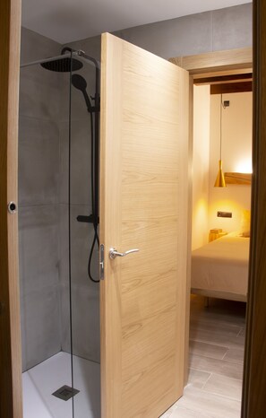 Shower, rainfall showerhead, free toiletries, hair dryer - Domus Oncinae Fabia (Valverde de la Virgen)