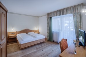 Standard Double Room | Down comforters, in-room safe, desk, soundproofing