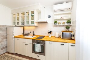 ثلاجة، ميكروويف، فرن، موقد طهي مسطح