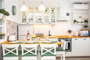 ثلاجة، ميكروويف، فرن، موقد طهي مسطح