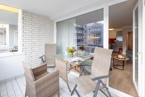 Outdoor dining - Beautiful 2-room vacation apartment in city location on approx. 50 m² for up to 2 persons. (Westerland)