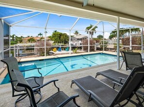 A heated pool - Stunning 3 Bedroom Waterfront Pool home (Marco Island)