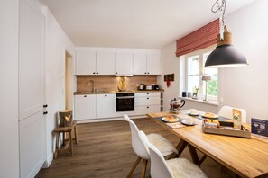 Fridge, oven, stovetop, dishwasher - Exclusive and luxurious 55sqm 5* vacation apartment with sunny balconies (Oberstdorf)