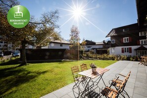 Outdoor dining - Exclusive and luxurious 55sqm 5* vacation apartment with sunny balconies (Oberstdorf)