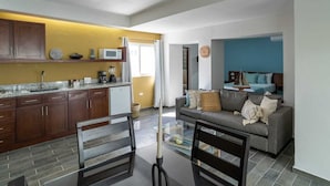 Un appartement moderne comprenant une cuisine, un coin repas et un salon.