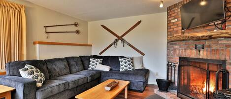 Een televisie, een open haard en een dvd-speler