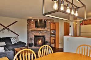 Télévision, cheminée, lecteur de DVD