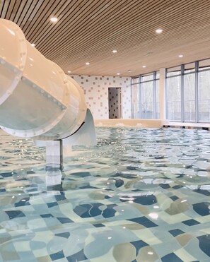 Una piscina techada, una piscina al aire libre