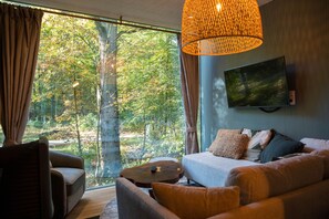 Panoramic-Baumhaus | Wohnbereich | 48-Zoll-Flachbildfernseher mit Kabelempfang, Fernseher