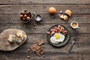 Desayuno buffet diario (EUR 20 por persona)