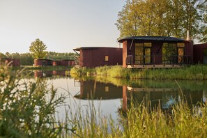 Ropa de cama de alta calidad y caja de seguridad en la habitación 