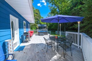 Outdoor dining - Gervinwold Creekside | By Colonial Properties (Gatlinburg)