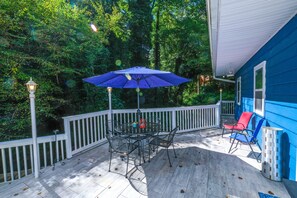 Outdoor dining - Gervinwold Creekside | By Colonial Properties (Gatlinburg)