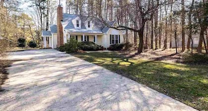 Knight Play Golf home/3 Bedroom/ with Jetted tub on 1.2 acre lot in Apex