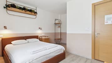 Deluxe kamer | Een minibar, een kluis op de kamer, verduisterende gordijnen