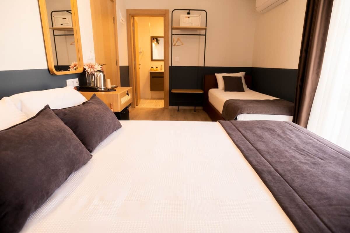 Familjerum | Minibar, värdeförvaringsskåp på rummet och mörkläggningsgardiner