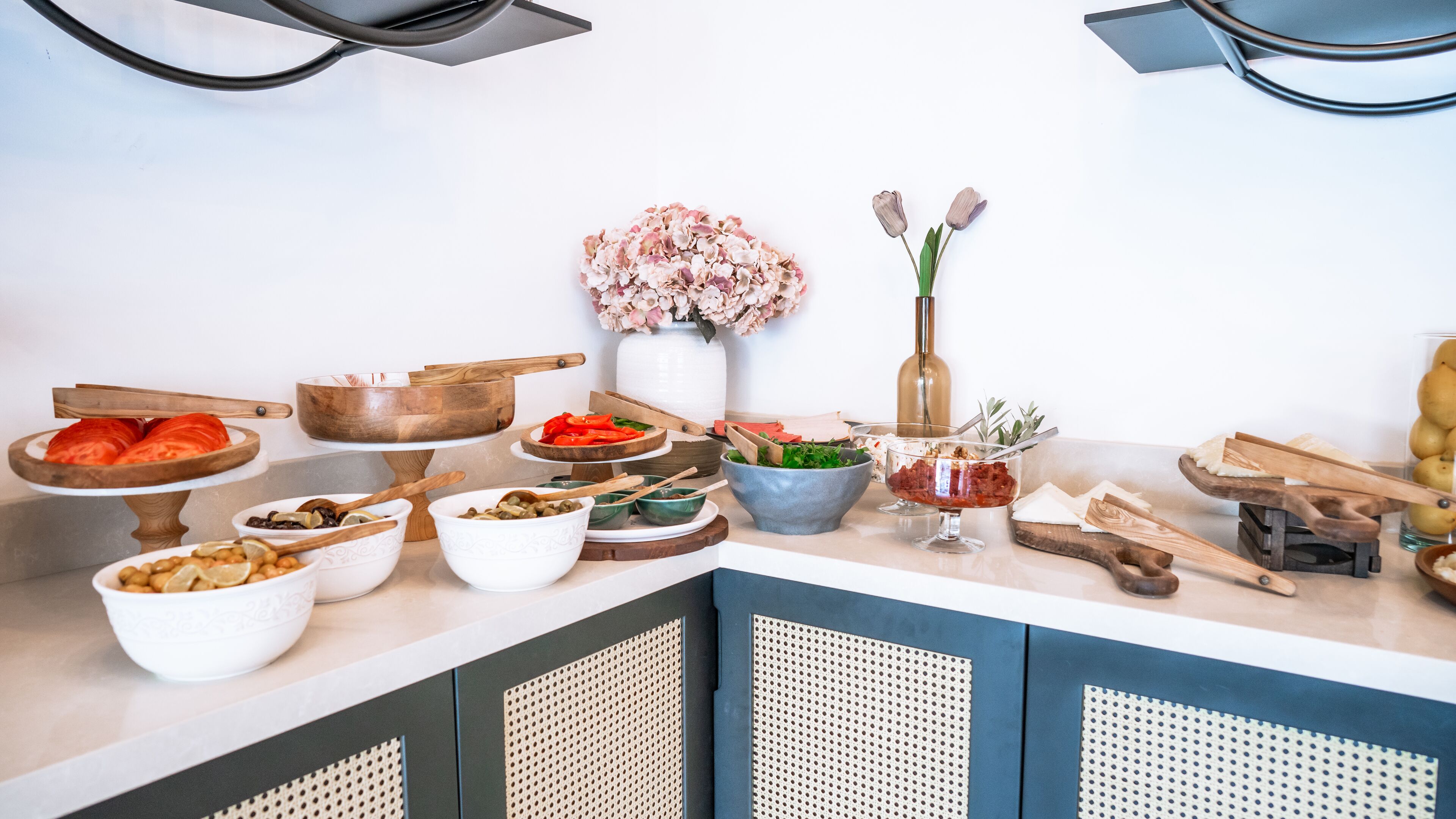 Una encimera de cocina con diferentes alimentos y utensilios.