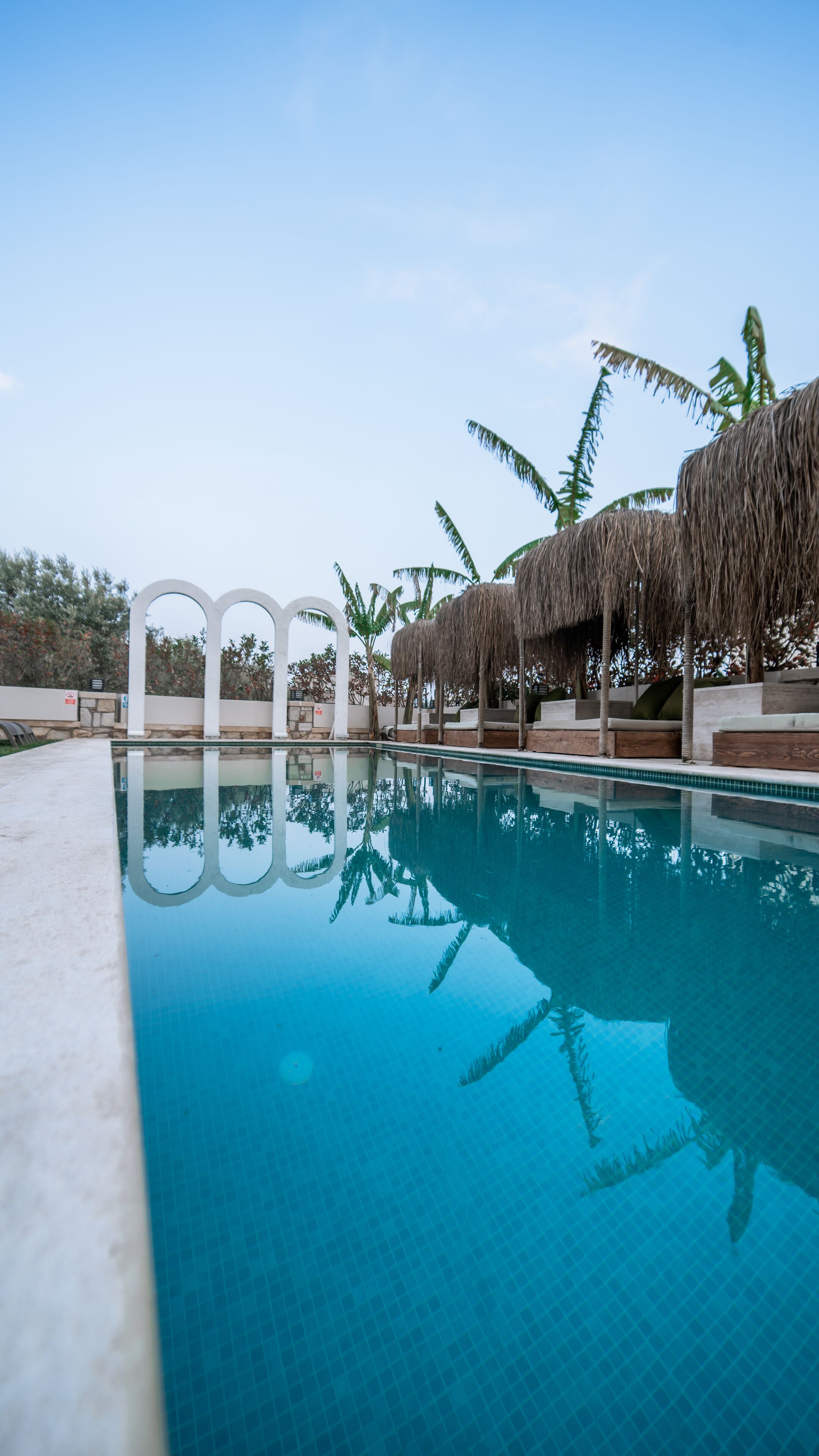 Alberca al aire libre, sombrillas en la alberca y camastros 