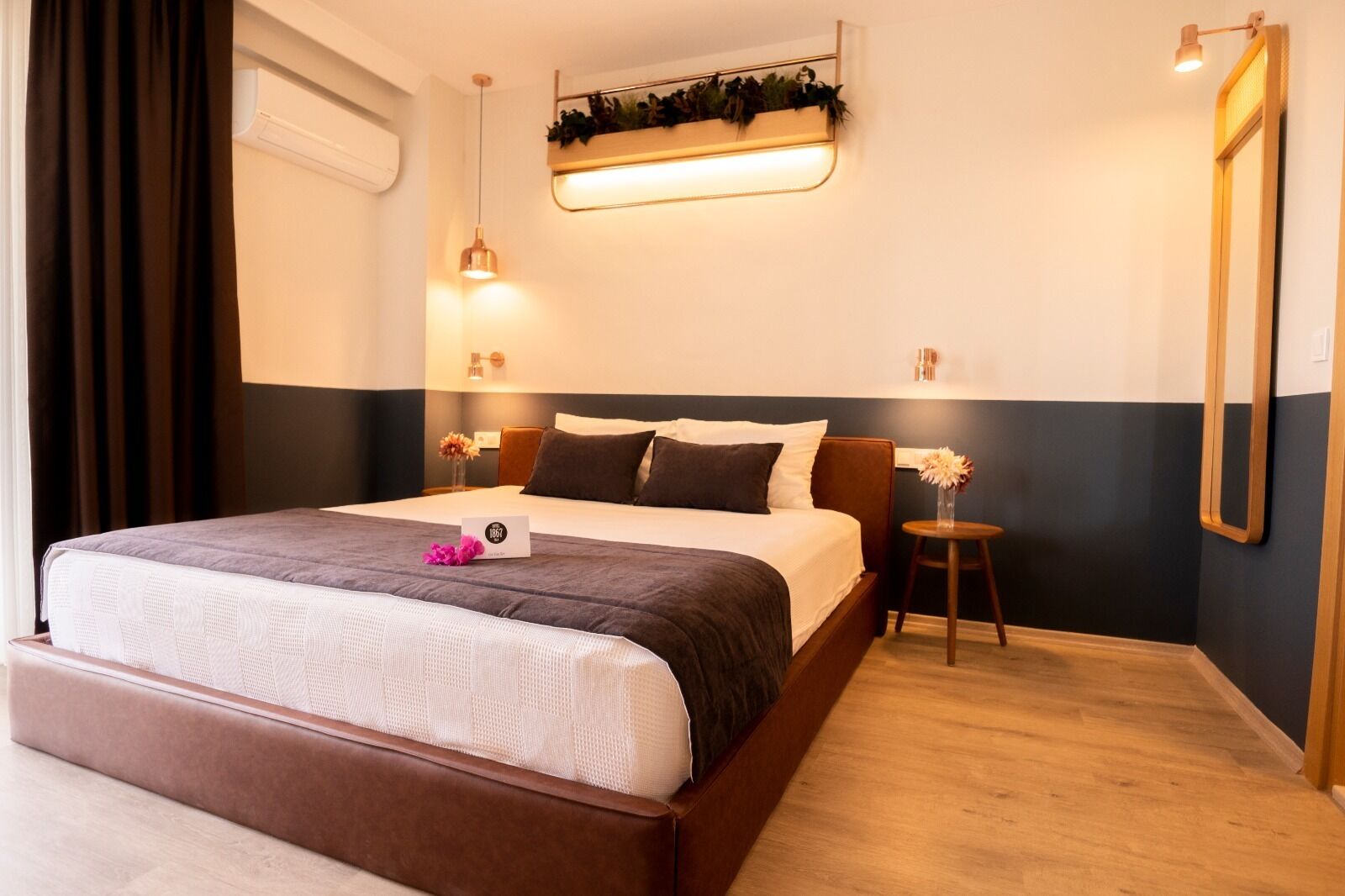 Minibar, caja de seguridad en la habitación y cortinas blackout 