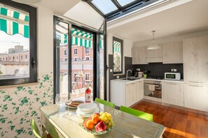 Réfrigérateur, four à micro-ondes, un four, surface de cuisson