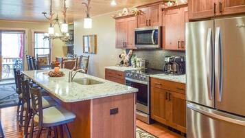 Microondas, horno, lavavajillas y cafetera y tetera