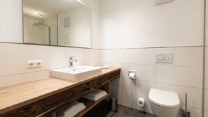 Douche, séchoir à cheveux, serviettes fournies, savon