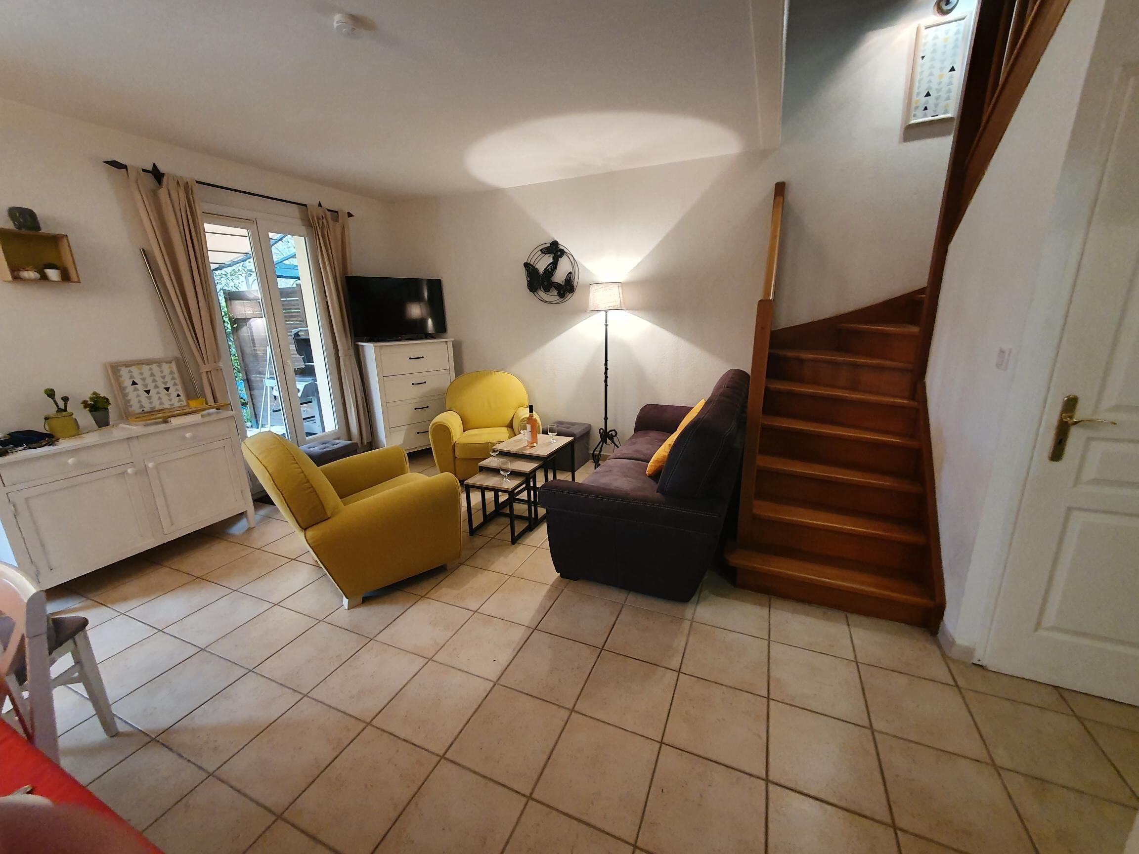 Télévision, lecteur de DVD, livres, chaîne hi-fi