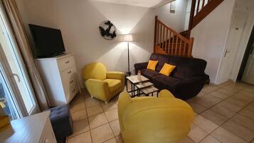 Télévision, lecteur de DVD, livres, chaßne hi-fi