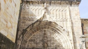 A Gothic-style church entrance with intricate stone carvings and a large wooden door. - Casual Bilbao Mardones (Bilbao)